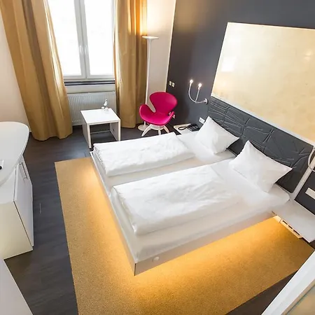 Hotel Sinsheim Otel 4*